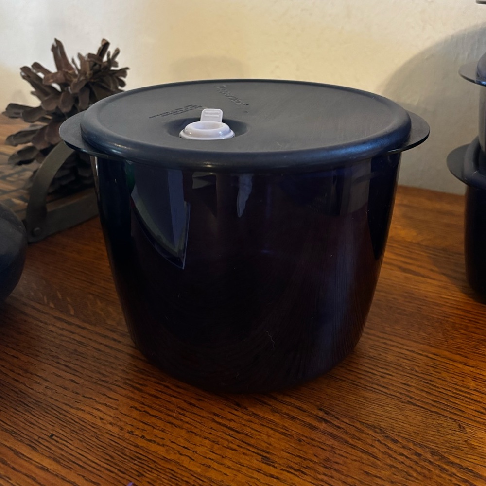 Tupperware Vent ‘N Serve®️ 3.5 quarts. New without tags.